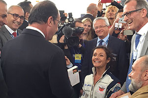 Salon du Bourget 2015 : François Hollande s’entretient avec Dorine Bourneton, ambassadrice d’Hanvol.